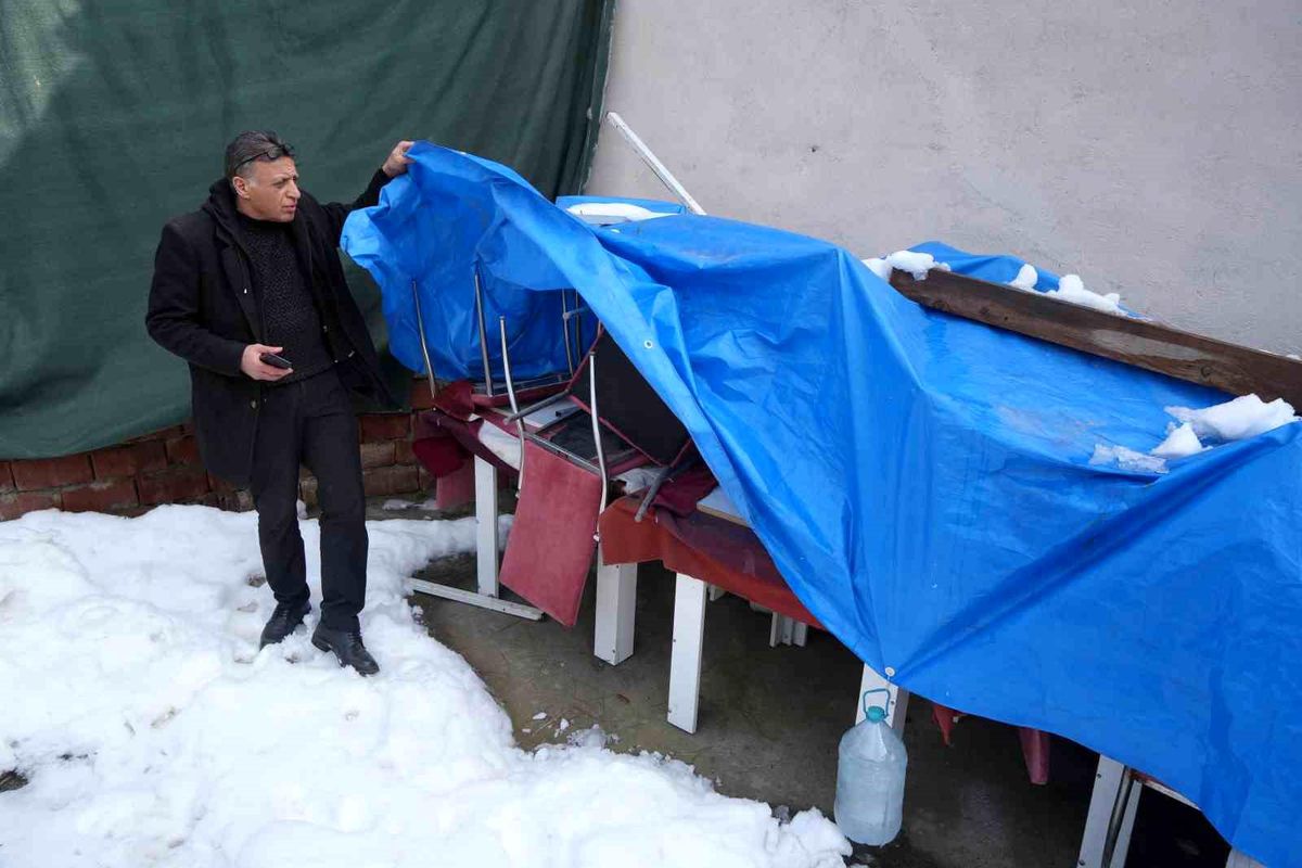 Depremde evi yıkılan esnaf, 38 yıllık işine tekrar başladı
