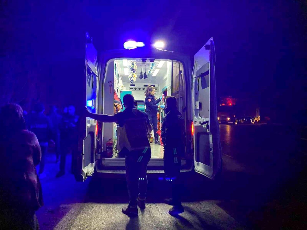 Serik\'te Otomobil Dereye Uçtu: 2 Kişi Yaralandı