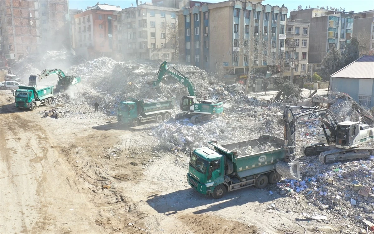 DSİ, Kahramanmaraş depremlerinde 4,4 milyon ton enkaz taşıdı