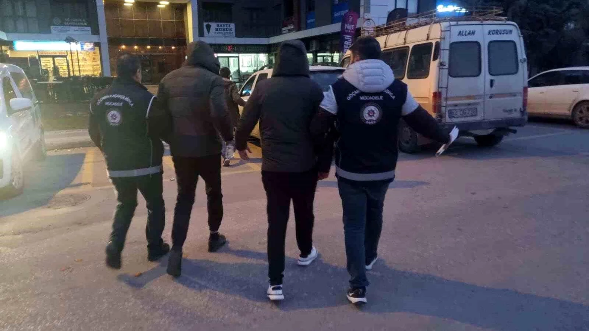 Edirne\'de Göçmen Kaçakçılığı Operasyonu: 3 Şüpheli Yakalandı, 625 Bin TL Değerinde Para Ele Geçirildi
