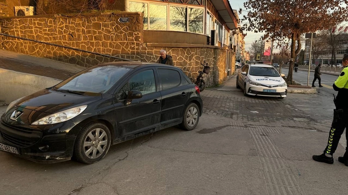 Edirne\'de otomobilin elektrikli bisiklete çarpma anı güvenlik kamerasınca kaydedildi