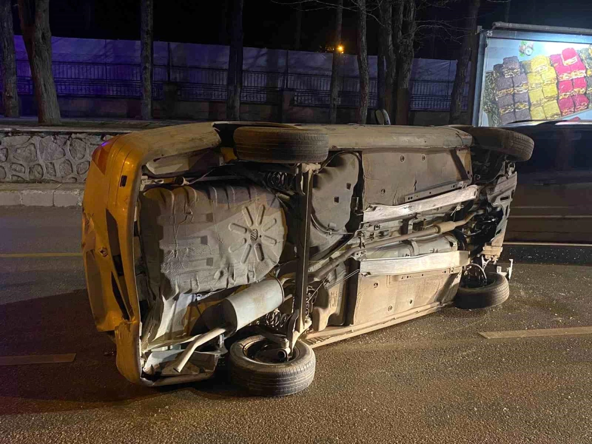 Elazığ\'da refüje çarparak takla atan otomobildeki 3 kişi yaralandı