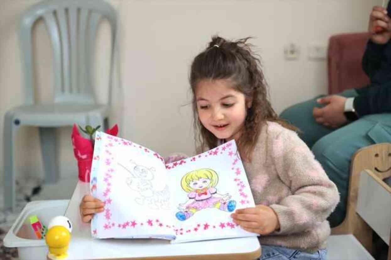 Enkazdan çıktığında su vermek isteyenlere 'daha muayene olmadım' diyen minik Hazal, öğretmen olmak istiyor