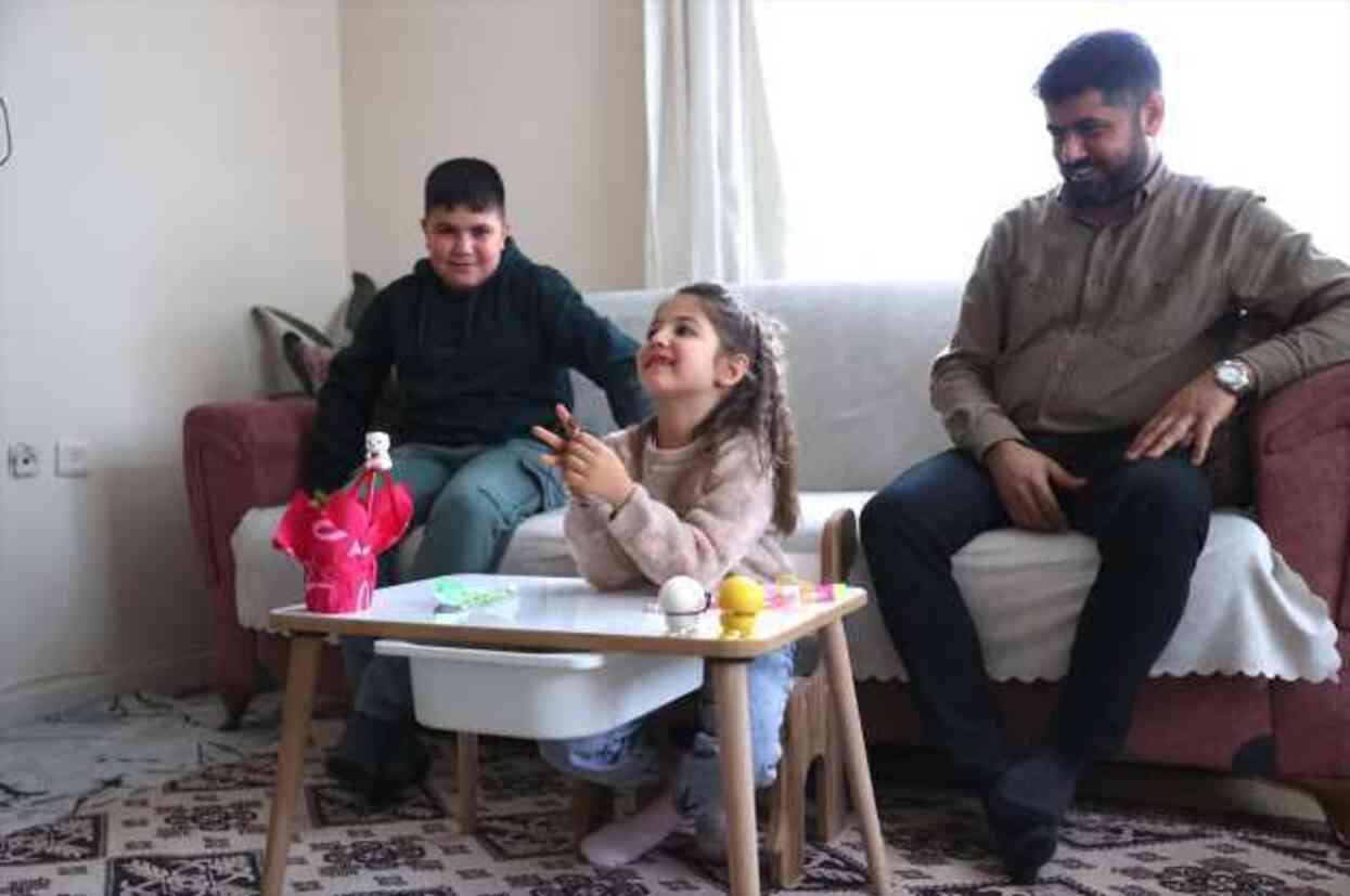 Enkazdan çıktığında su vermek isteyenlere 'daha muayene olmadım' diyen minik Hazal, öğretmen olmak istiyor