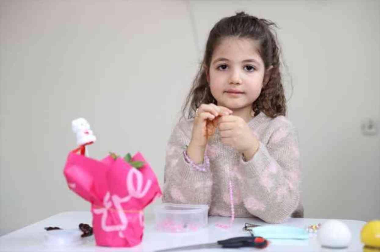 Enkazdan çıktığında su vermek isteyenlere 'daha muayene olmadım' diyen minik Hazal, öğretmen olmak istiyor