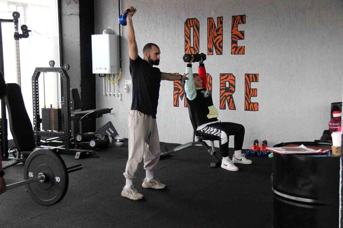 Depremde evleri yıkılan iki arkadaş Kocaeli\'de spor salonu açtı