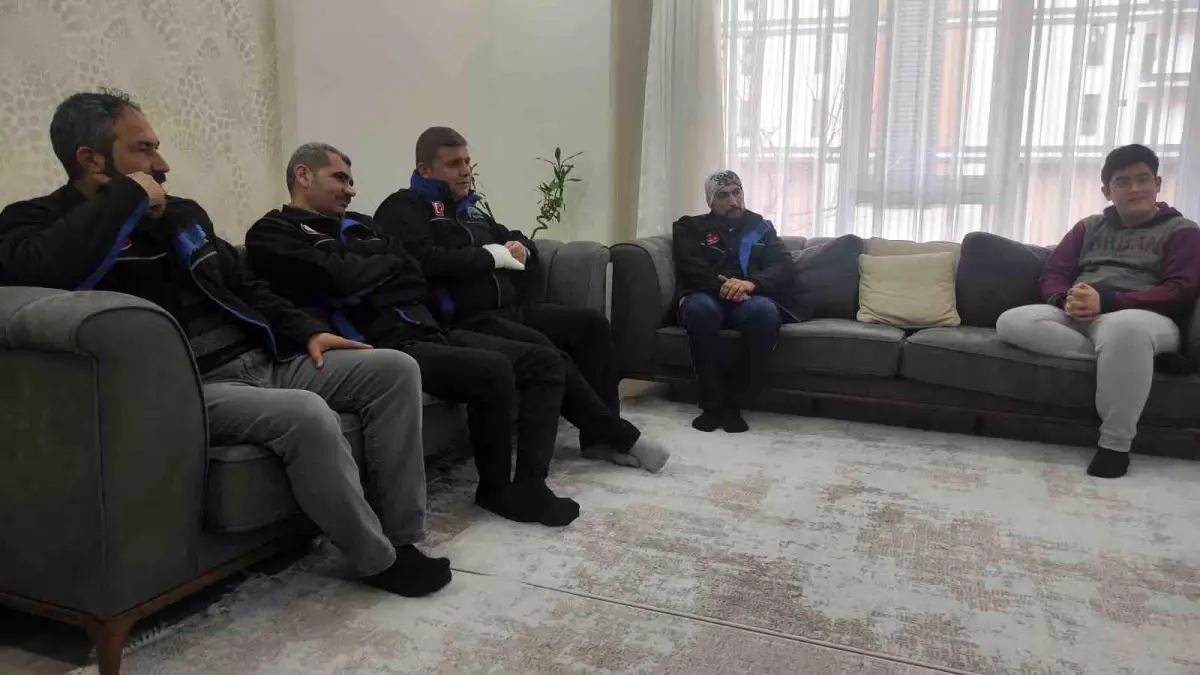 Şanlıurfa\'da depremden kurtulan aile AFAD ekibi tarafından ziyaret edildi