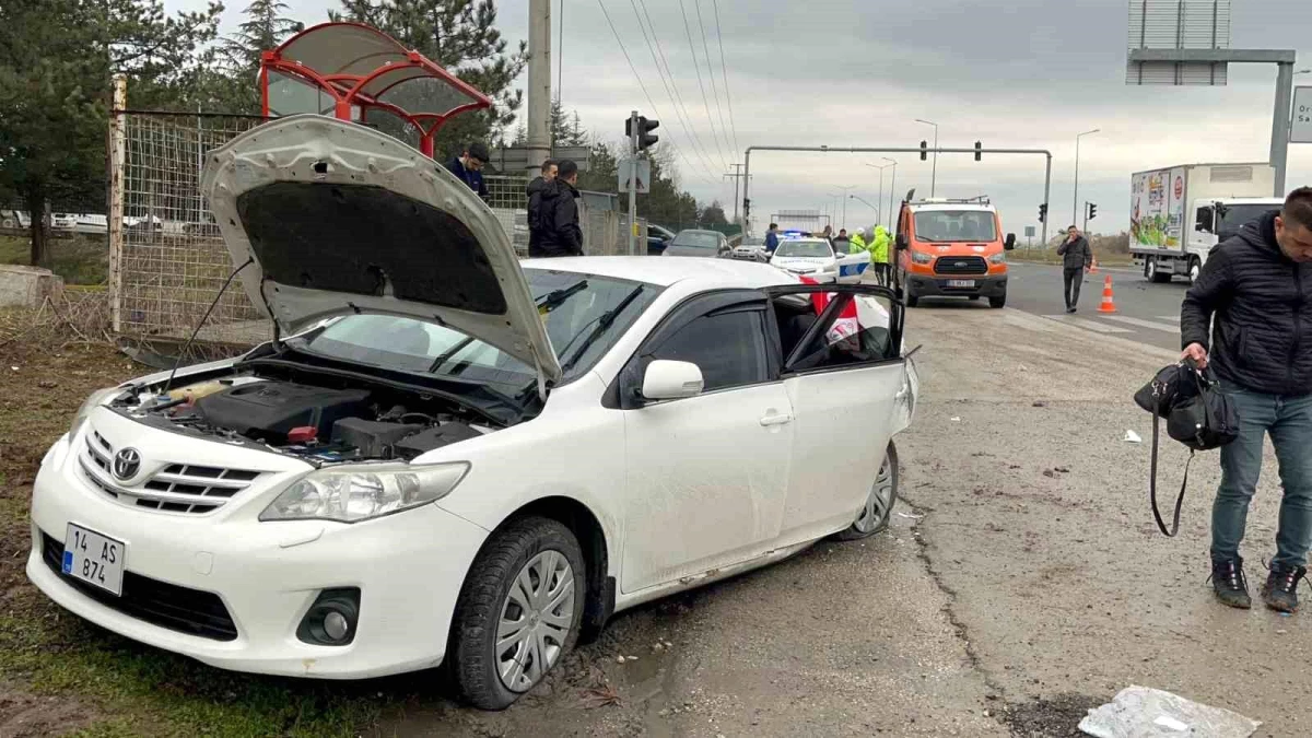 Bolu\'da Trafik Kazası: Kamyon Sedan Otomobile Çarptı, 3 Kişi Yaralandı