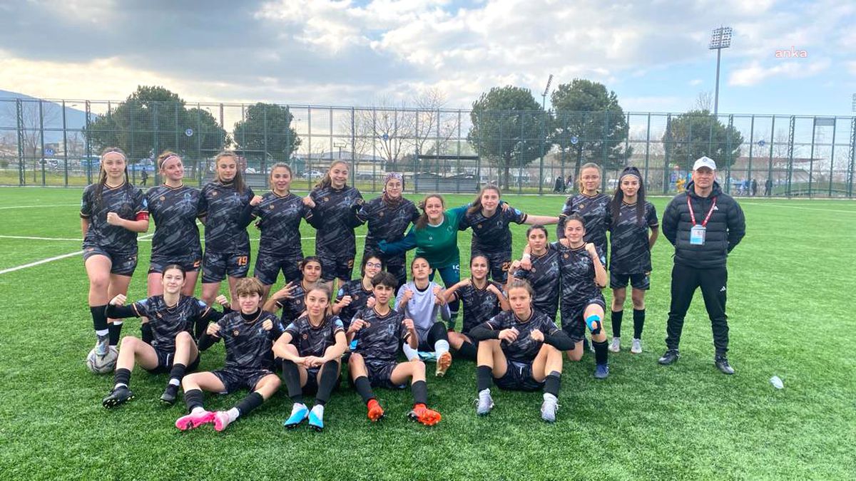 Eskişehir Büyükşehir Gençlik ve Spor Kulübü Kadın Futbol Takımı, Bursa Soğanlıspor\'u mağlup ederek lider kapattı