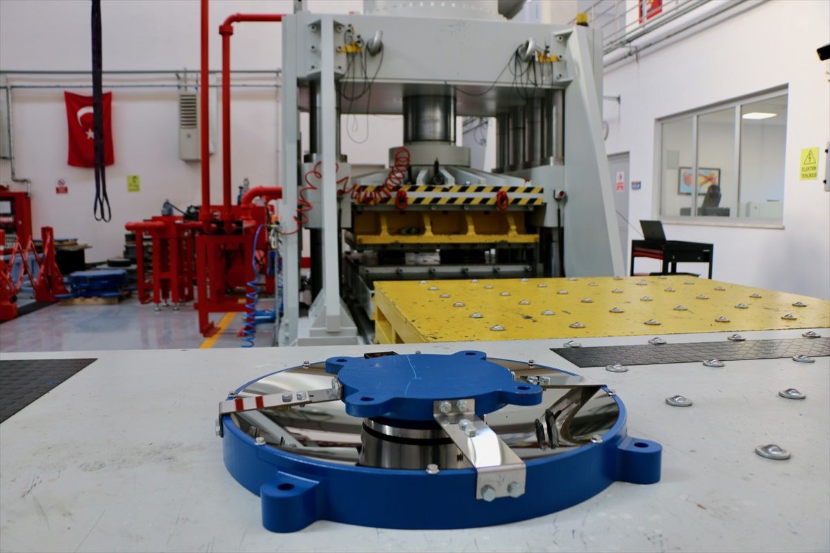 ESTÜ\'deki laboratuvar, deprem riski yüksek ülkelerdeki sismik izolatörlerin testlerini yapıyor