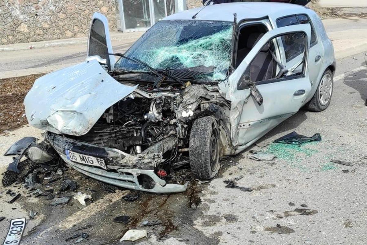 Gümüşhane\'de otomobil ile servis minibüsü çarpıştı: 4 yaralı