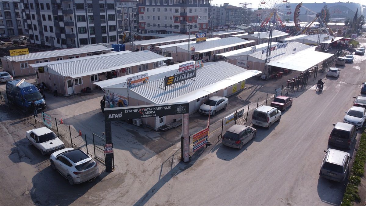 Hatay\'da Depremden Etkilenen Esnaf Prefabrik Çarşılarda Ticaretlerini Sürdürüyor