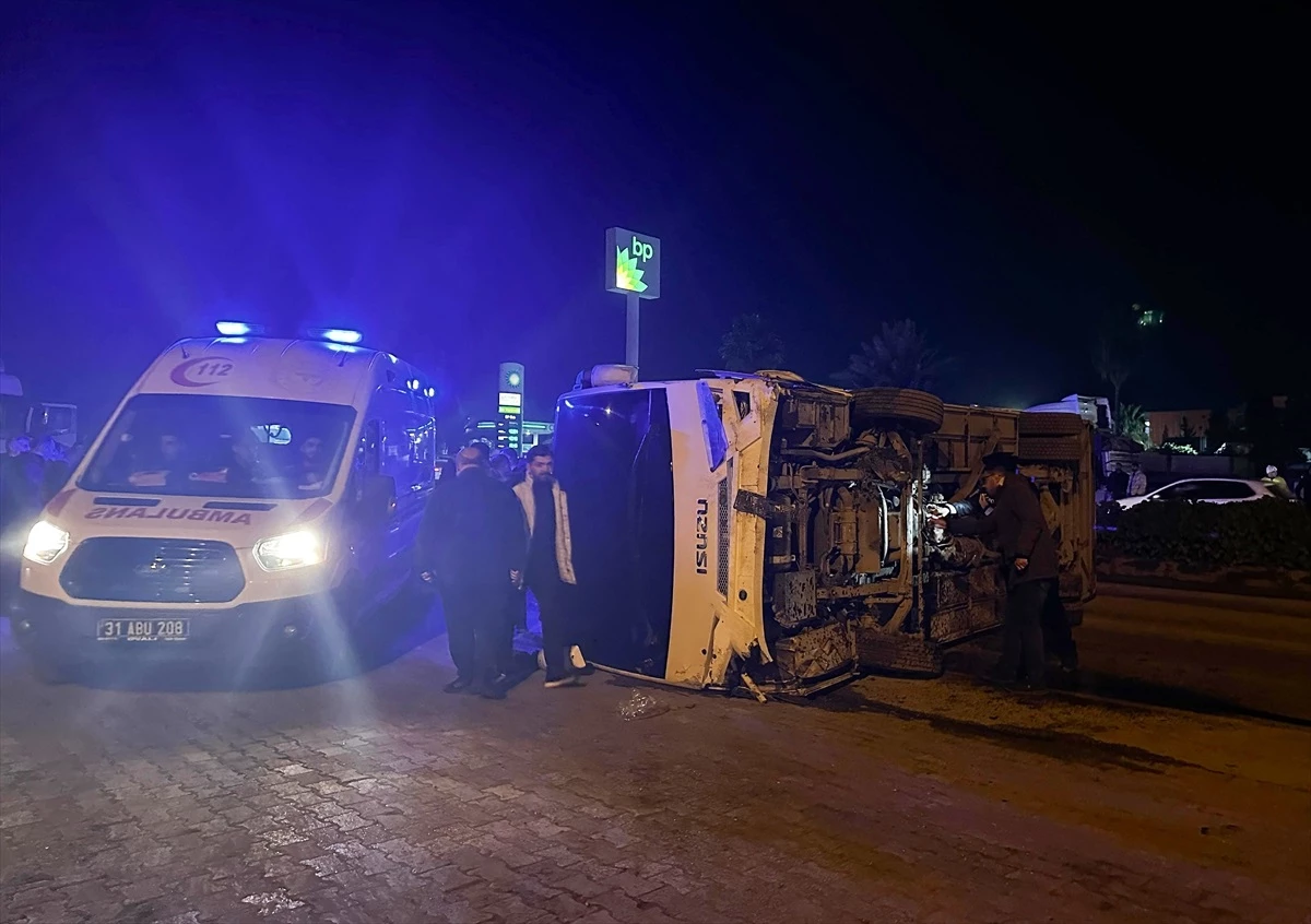 Hatay\'da çevik kuvvet midibüsü devrildi: 11 polis yaralandı