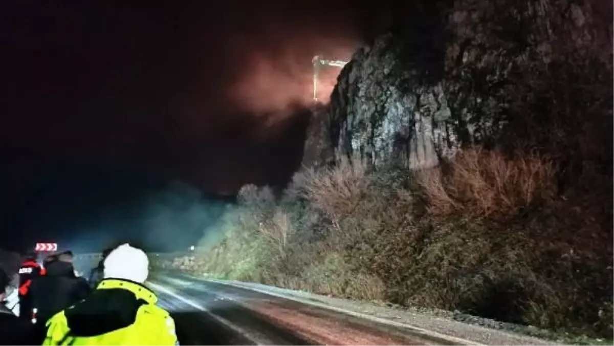 Baykan Kara Yolunda Heyelan: Yol 8 Saatlik Çalışmayla Açıldı