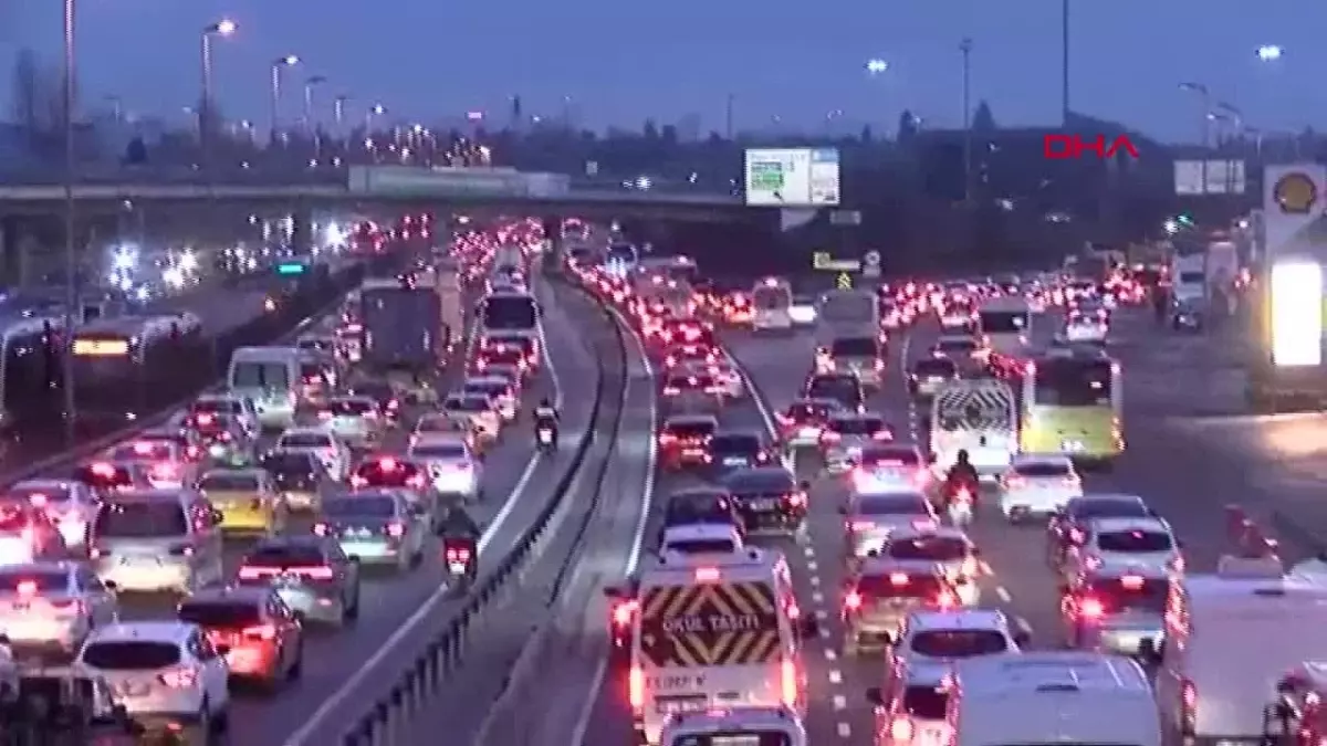 İstanbul\'da Okulların Açıldığı İlk Günde Trafik Yoğunluğu