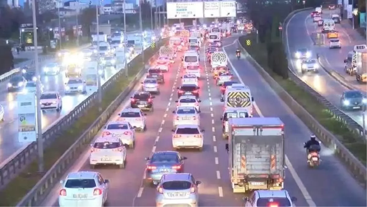 İstanbul\'da Okulların Açıldığı İlk Günde Trafik Yoğunluğu