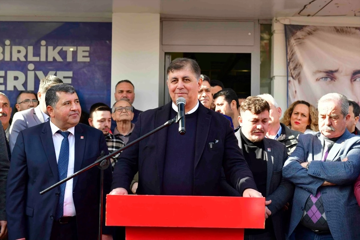 CHP İzmir Büyükşehir Belediye Başkan Adayı Cemil Tugay, İlçe Başkanlarını Tanıttı