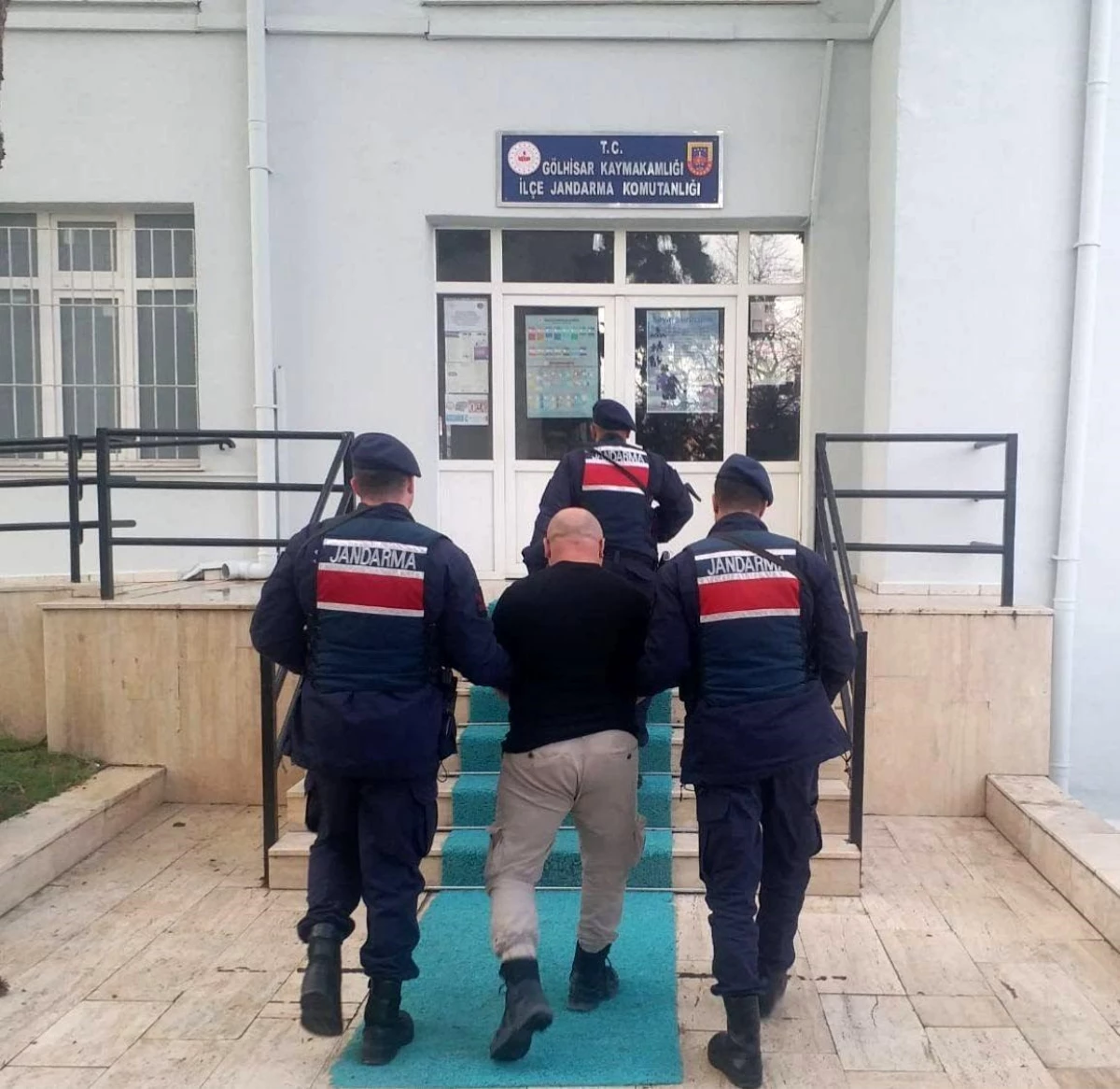 Burdur\'da İl Jandarma Komutanlığı ekipleri sanal devriyede aranan 4 şahsı tutukladı