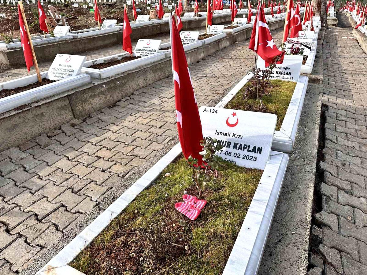 Depremde hayatını kaybedenlerin yakınları mezarlığa gelerek gözyaşlarına boğuldu