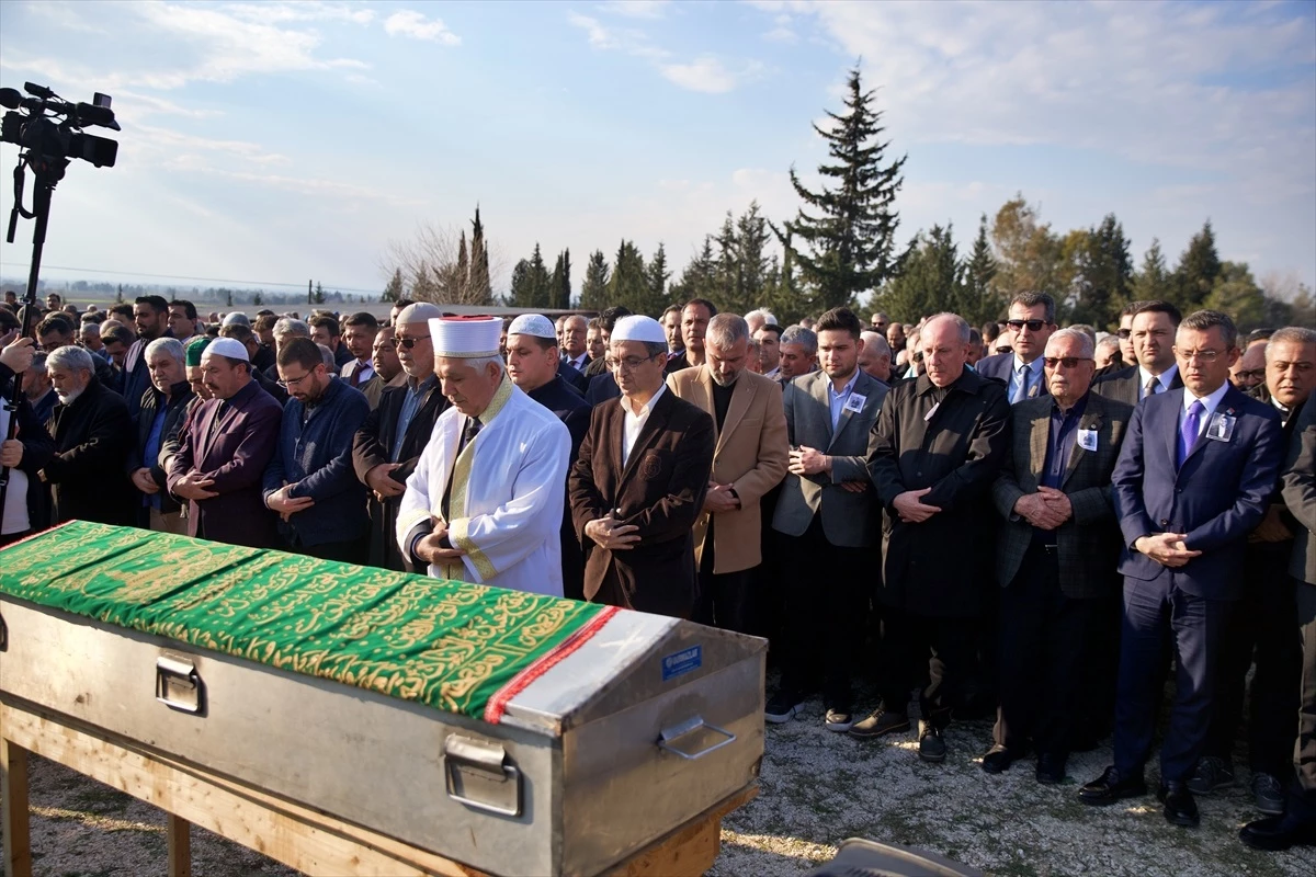 CHP Osmaniye İl Başkanı Mehmet Orhun Döğüşcü\'nün cenazesi toprağa verildi