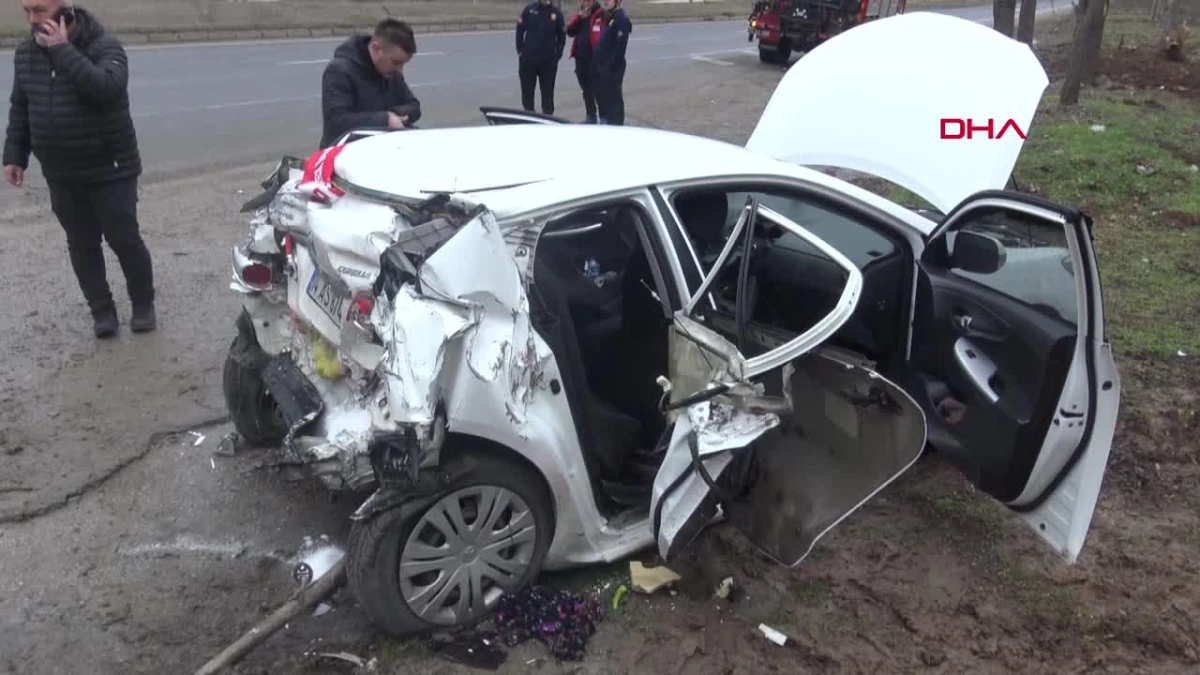 Bolu\'da Kırmızı Işıkta Bekleyen Otomobile Arkadan Çarpan Kamyonet Kazası: 1 Ölü, 2 Yaralı