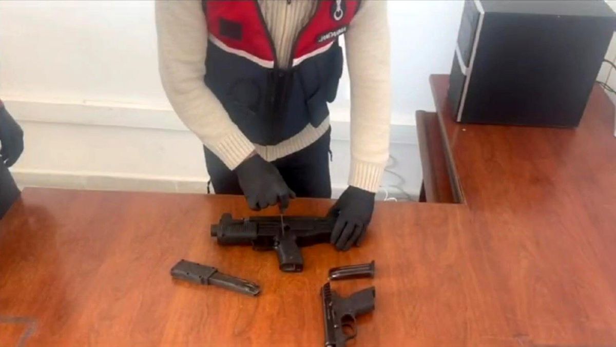 Kars\'ta Jandarma Operasyonunda Tabanca ve Makineli Tabanca Ele Geçirildi