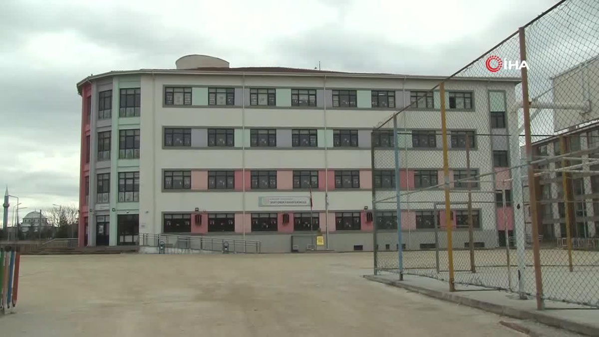 Kavga sonrası 6 öğretmenin başka okullara tayin edilmesi velilerin tepkisine neden oldu