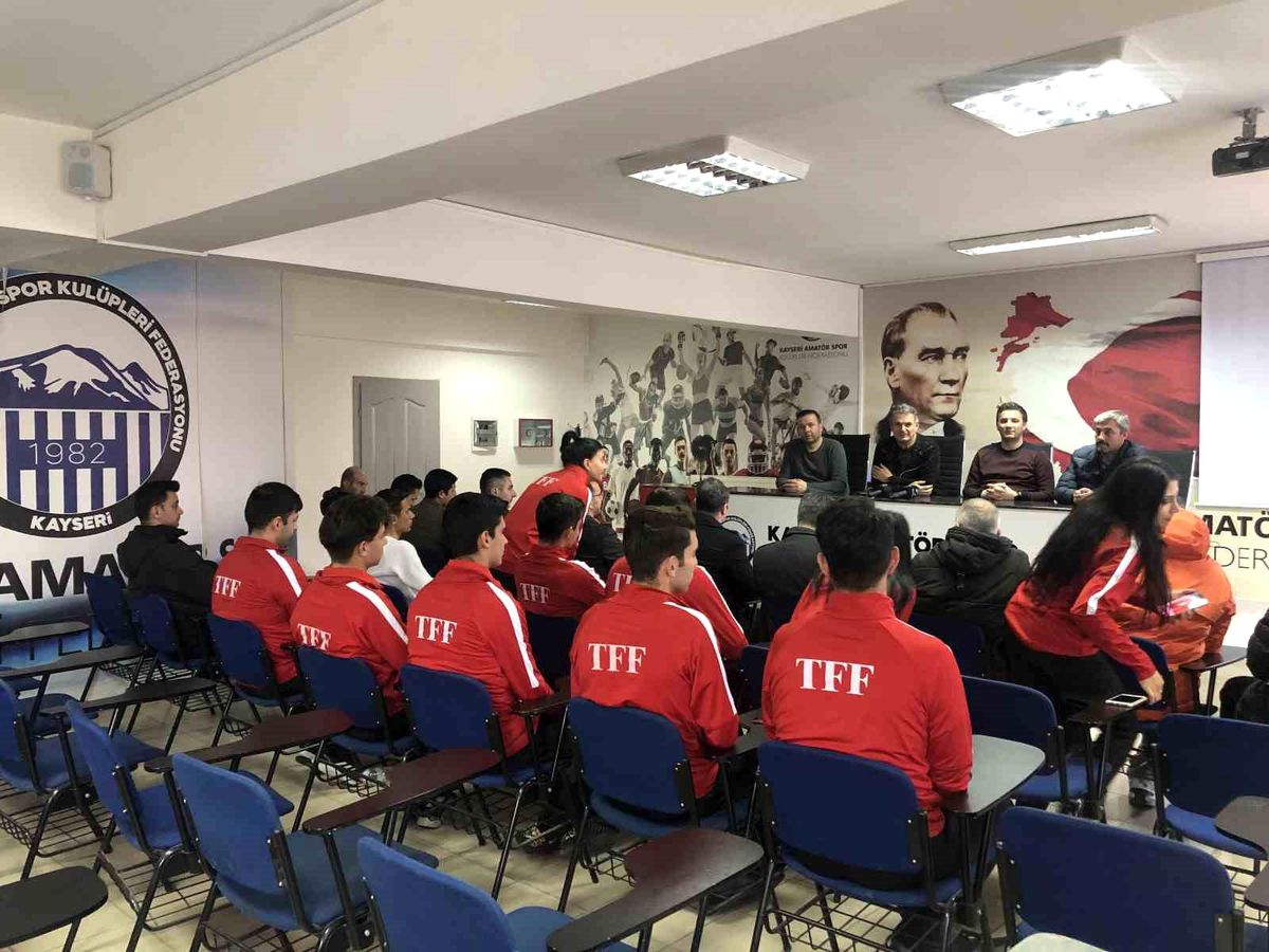 Kayseri Amatör Spor Kulüpleri Federasyonu Başkanı Hakemlere Valiz Dağıttı
