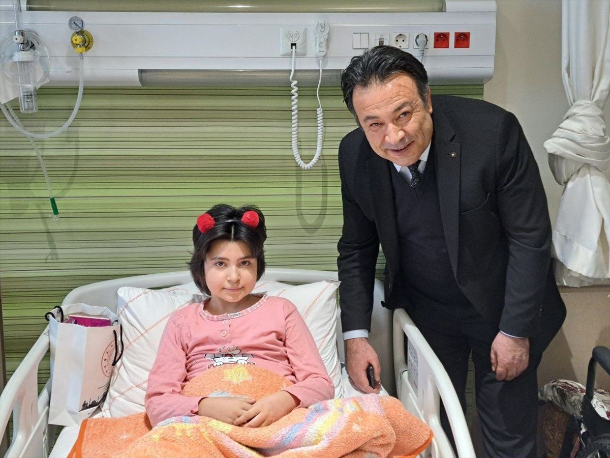 Depremde yıkılan evinden kurtarılan Aysima\'nın öğretmen talebi yerine getirilecek