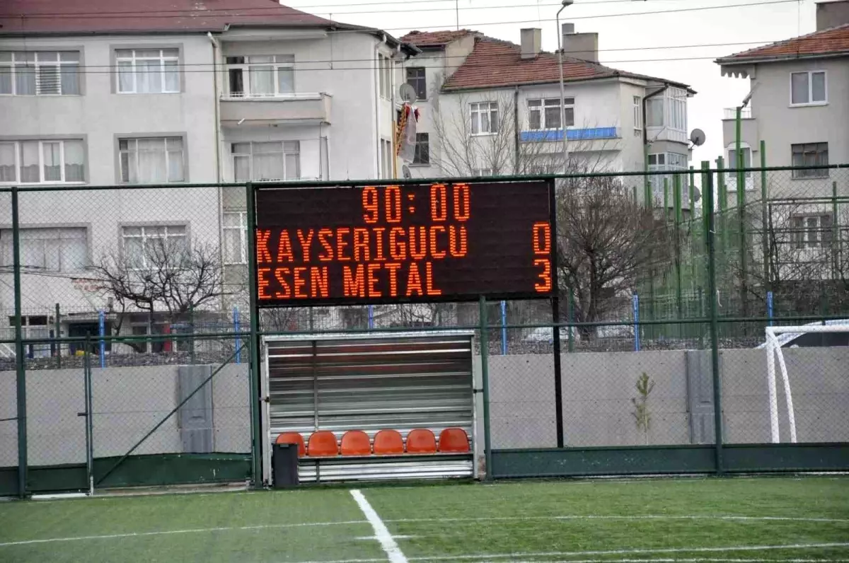 Kayseri Esen Metal SK, Kayserigücü FK\'yı 3-0 yenerek zirveyi yakından ilgilendiren karşılaşmadan galip ayrıldı