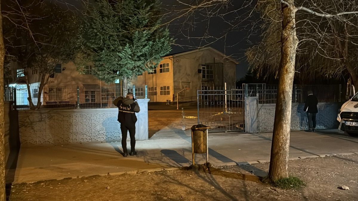 Kocaeli\'de Okul Bahçesinde Bıçaklı Saldırı: Ağır Yaralı
