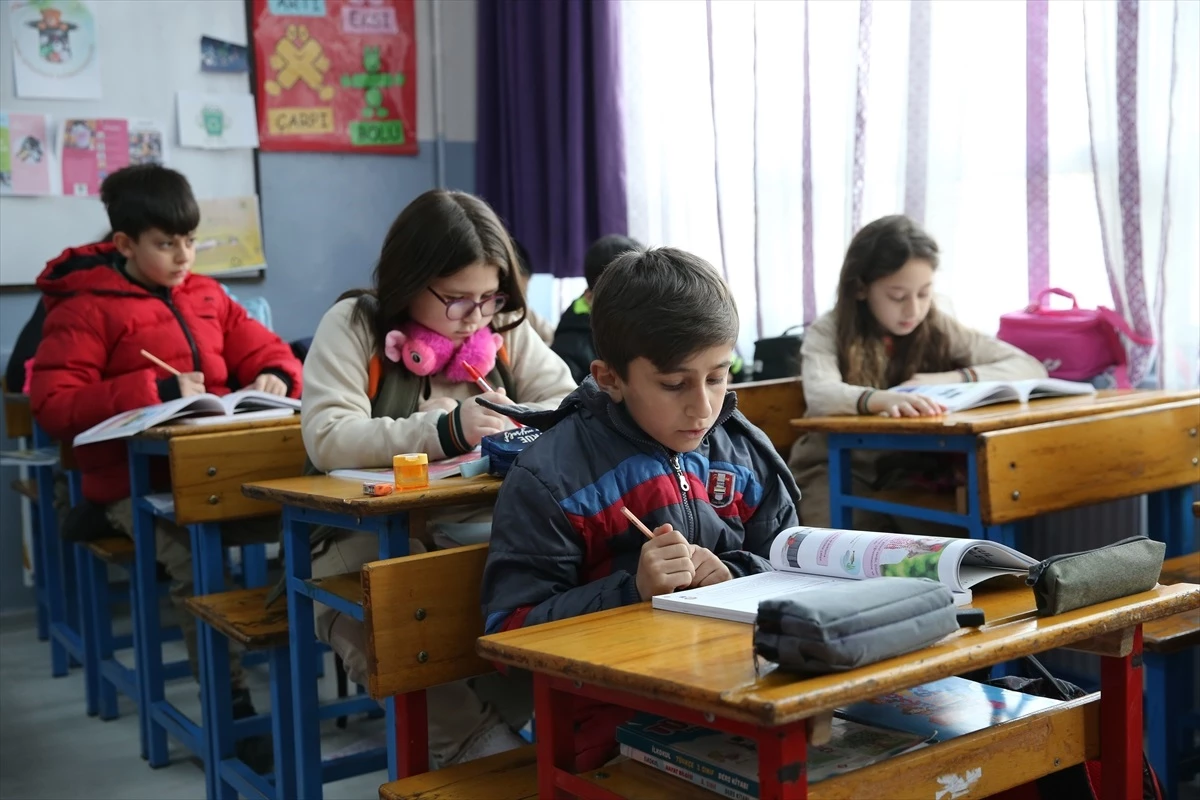 Konya, Afyonkarahisar, Karaman ve Aksaray\'da Yarıyıl Tatilinin Ardından Okullar Açıldı