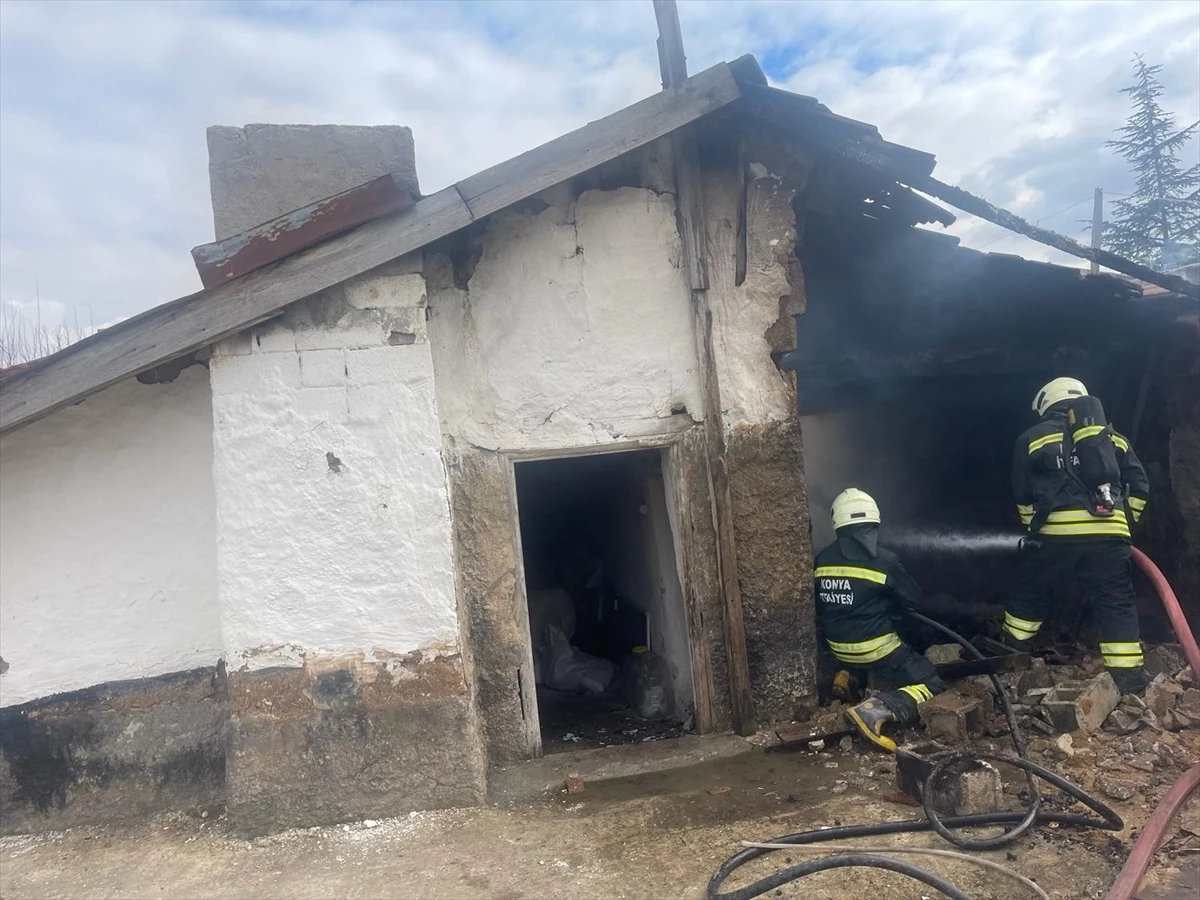Konya Kulu\'da müstakil evin bitişiğinde yangın çıktı