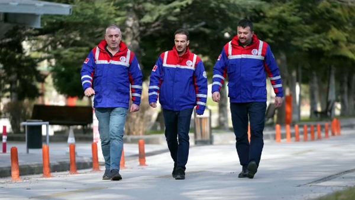 Depremde enkaz altında kalan aile, kurtaran madencilerle buluştu