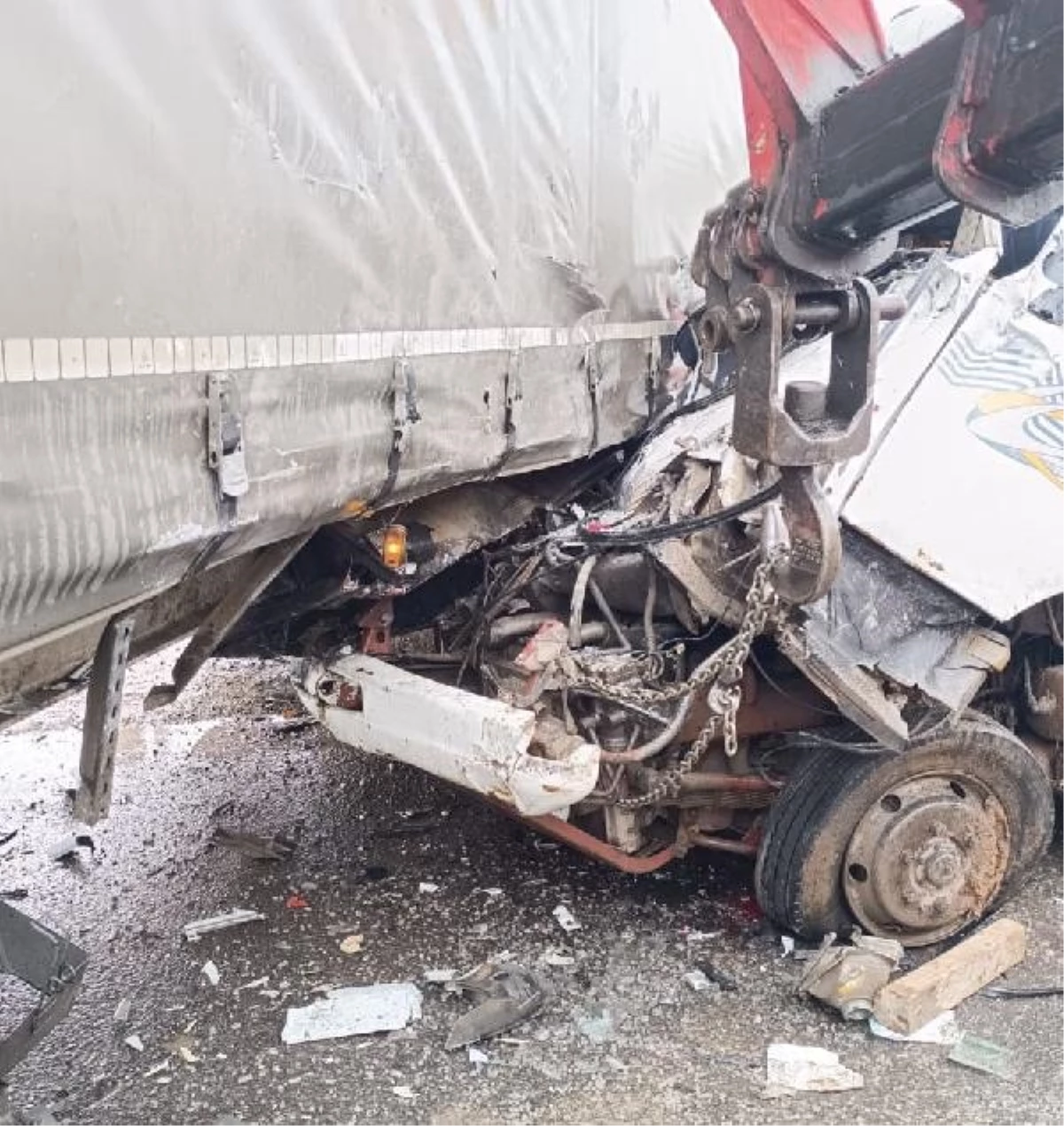 Mardin\'de TIR\'a çarpan vincin sürücüsü ağır yaralandı