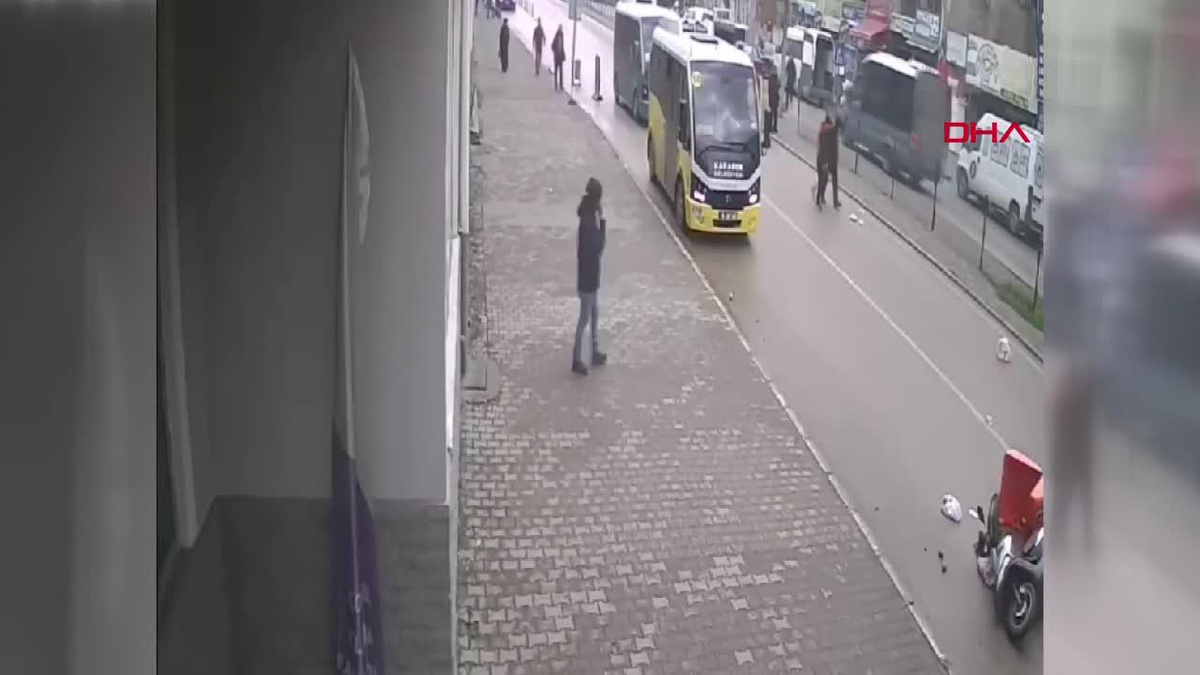 Karabük\'te motosiklet sürücüsünün düşerek yaralandığı kaza anı kamerada