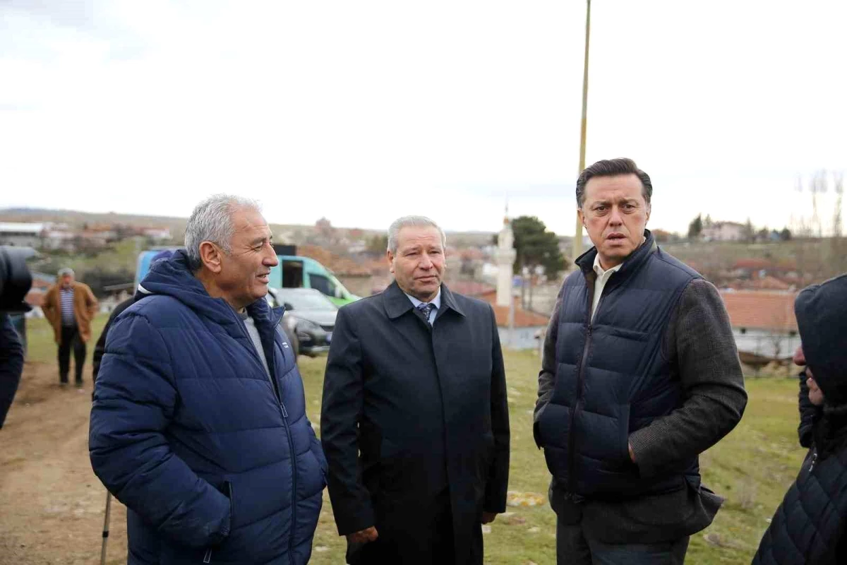 AK Parti Eskişehir Büyükşehir Belediye Başkan Adayı Nebi Hatipoğlu, yangında hayvanlarını kaybeden vatandaşı ziyaret etti