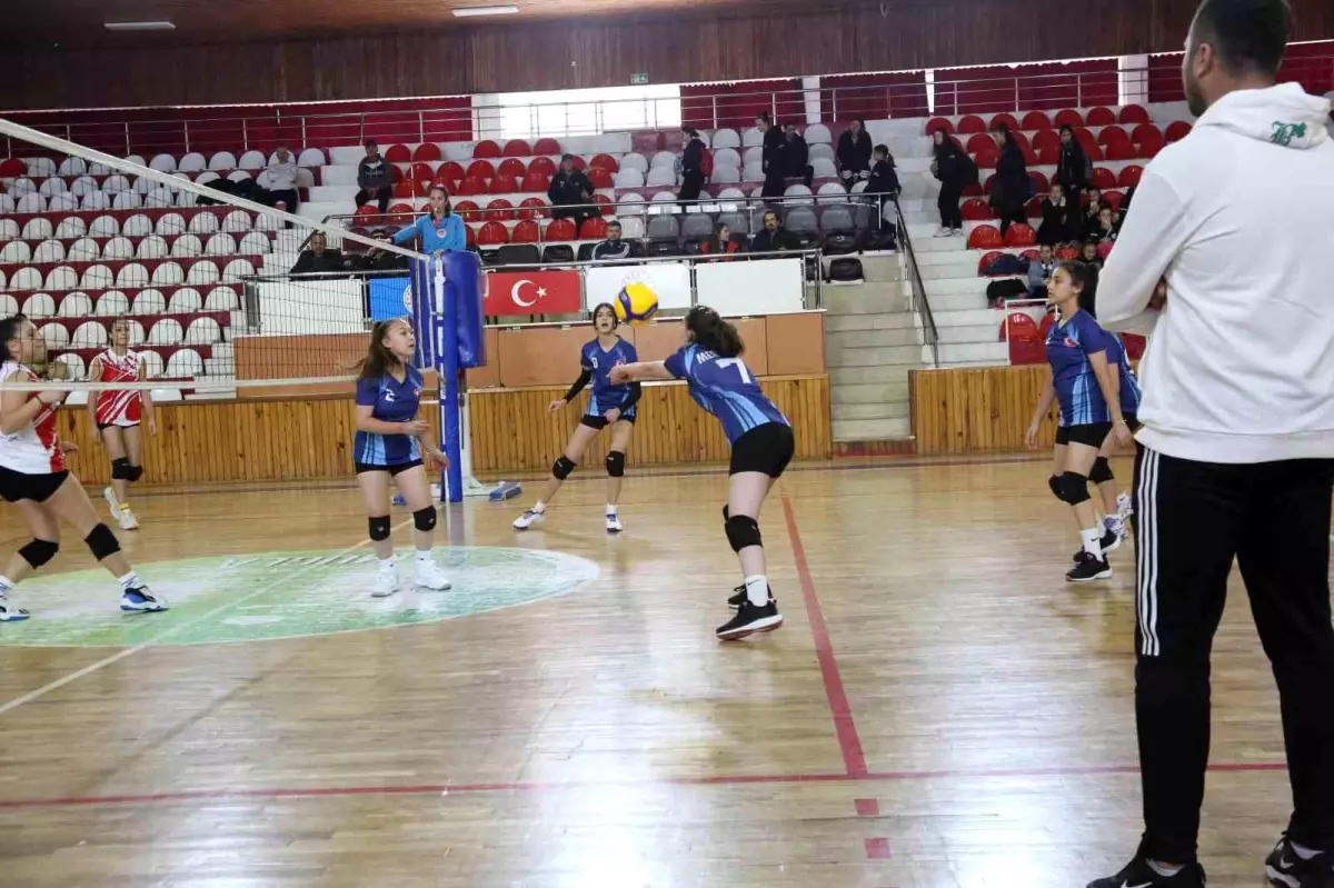 Muğla\'da Okul Sporları Voleybol Yıldız Erkekler ve Kızlar Grup Birinciliği Müsabakaları Başladı