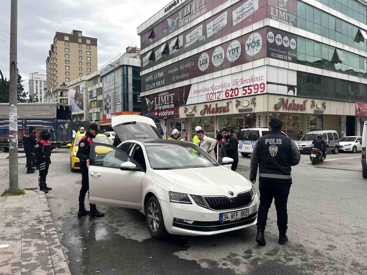 Polis, okul önlerinde öğrenci güvenliği denetimi gerçekleştirdi