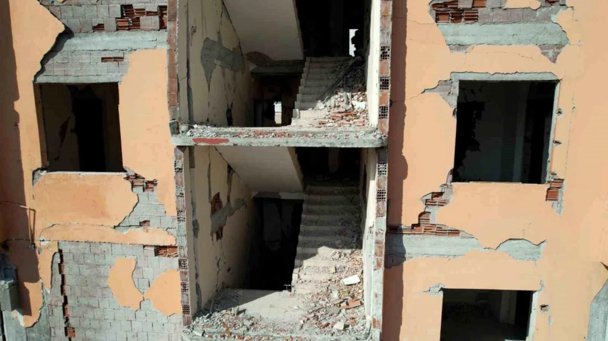 Osmaniye\'de depremden etkilenen İstasyon Caddesi eski günlerini arıyor