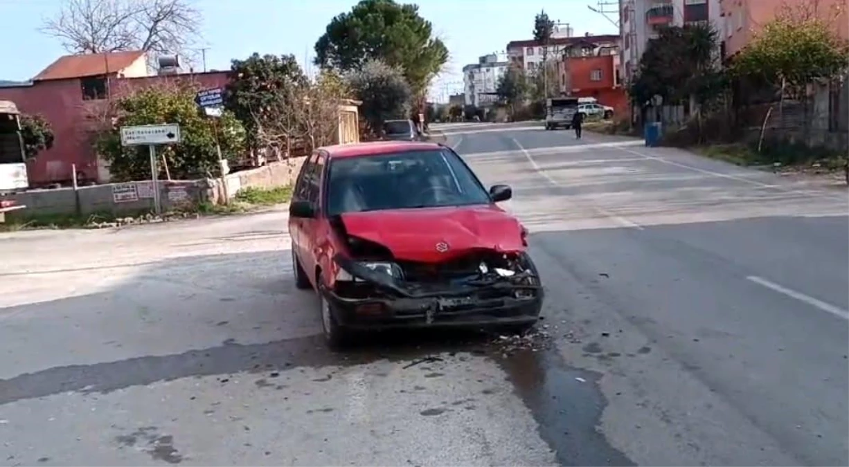 Adana\'da Otomobil ile Kamyonet Çarpıştı: Bir Kişi Yaralandı