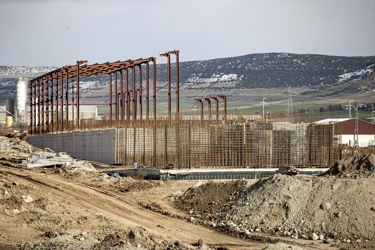 Pazarcık\'ta deprem sonrası iş yeri inşası çalışmaları hızla ilerliyor