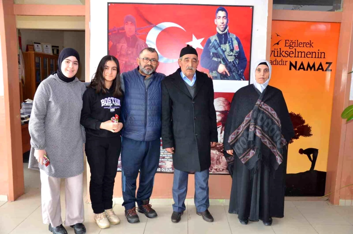 Şehit Resul Bayraci\'nin ailesi oğullarının isminin verildiği okulu ziyaret etti