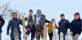 HAKKARİ'de Gençler Tahta Kayaklarla Kayıyor