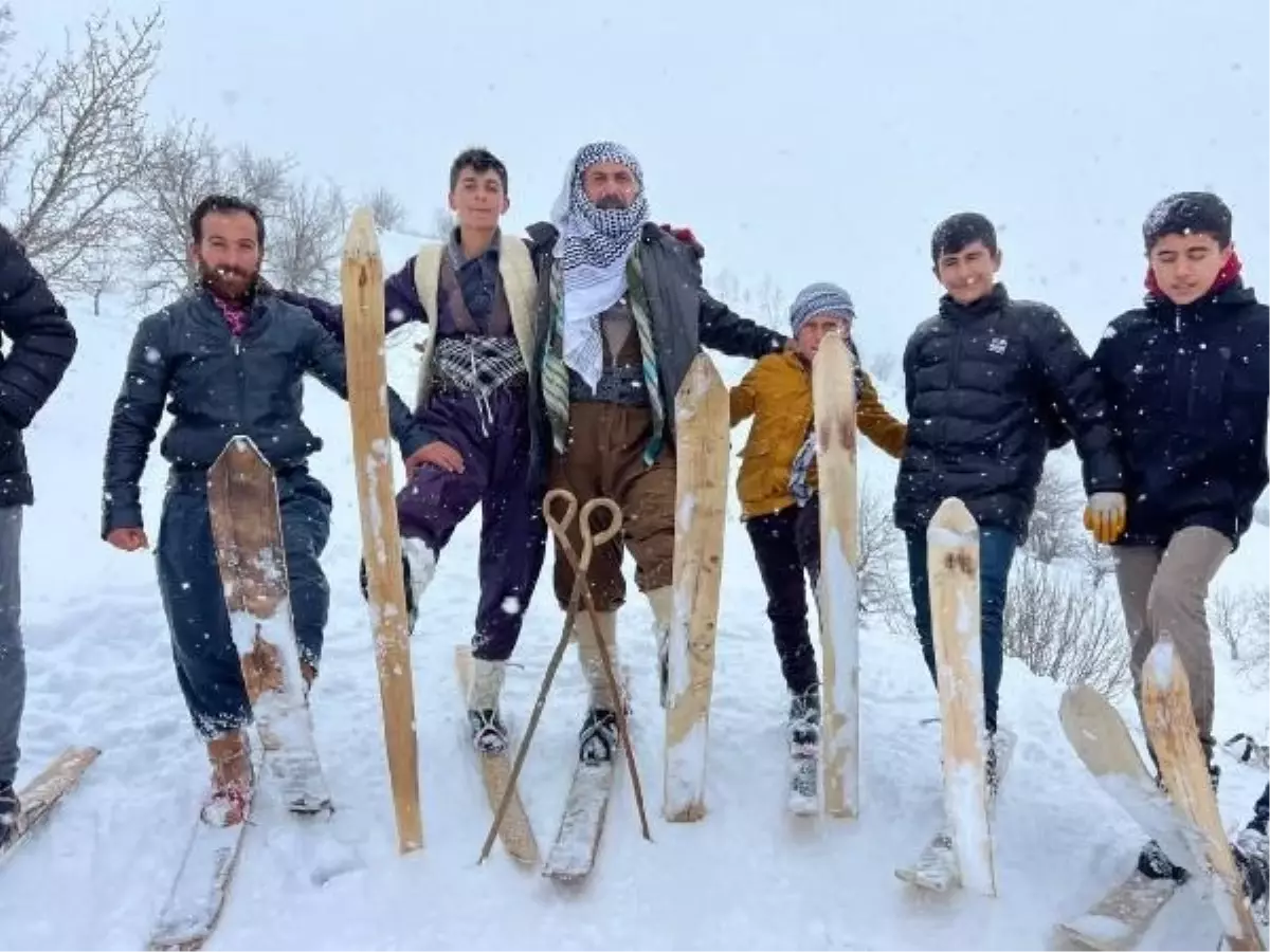 HAKKARİ'de Gençler Tahta Kayaklarla Kayıyor