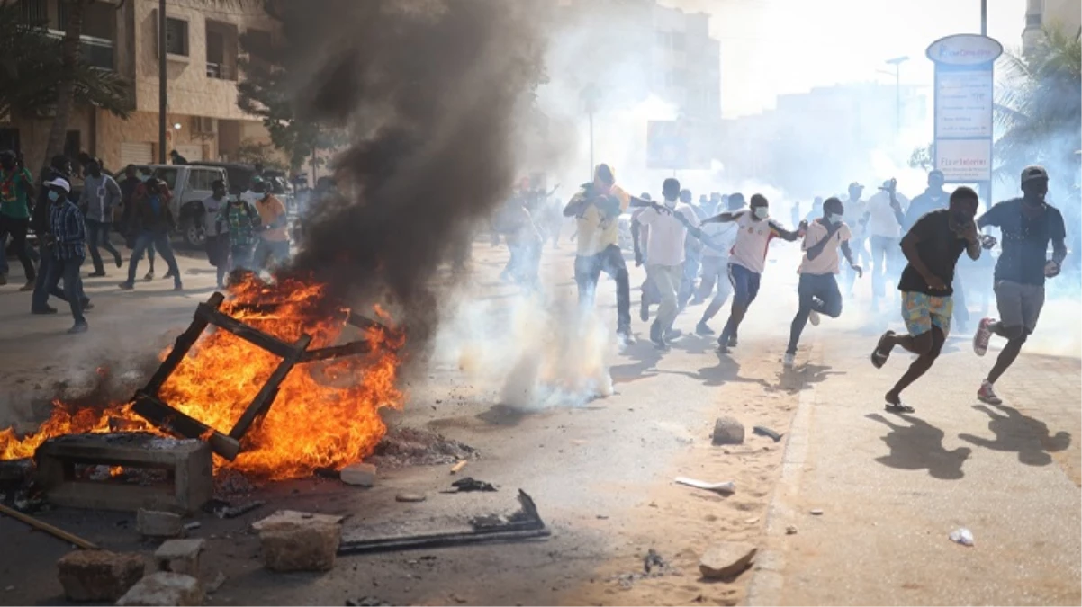 Senegal\'de cumhurbaşkanı seçimi süresiz ertelendi, sokaklar savaş alanına döndü