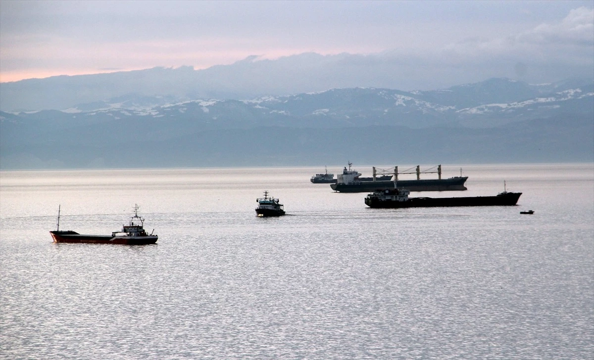 Karadeniz\'de Fırtına Uyarısı: Yük Gemileri Sinop Limanına Demirledi