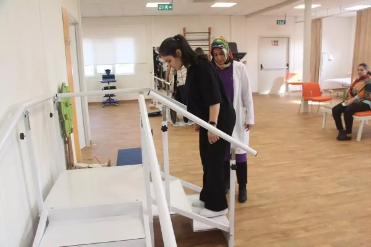 Depremde ampute olan genç, protez takıldıktan sonra yeniden yürüyebiliyor