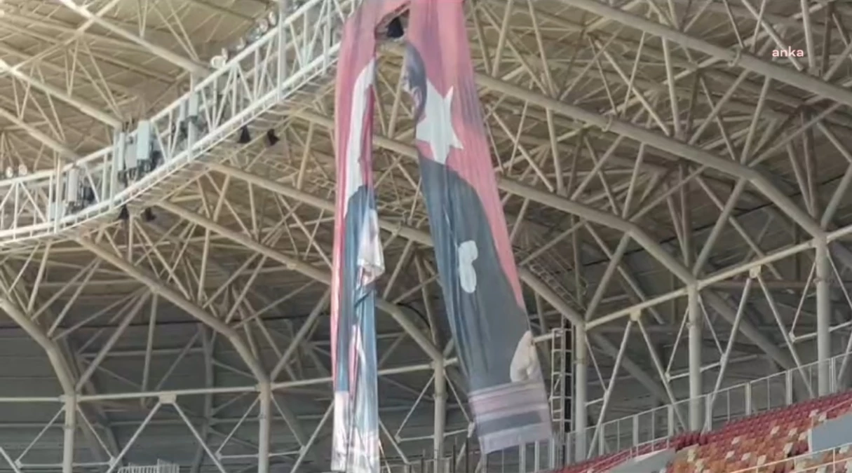 Malatya Stadyumu\'ndaki Atatürk\'ün yırtık posteri tepki çekti