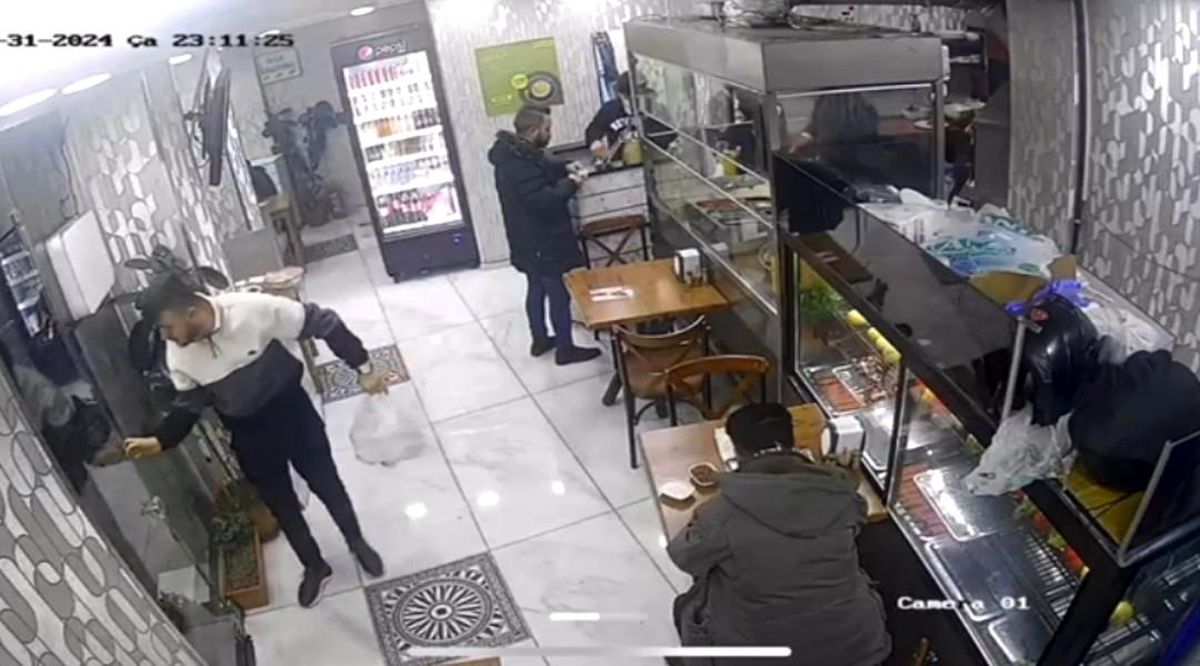 Sultangazi\'de Kebap Salonuna Müşteri Kılığında Gelen 2 Kişi 800 TL Değerindeki Paketi Çalarak Kaçtı
